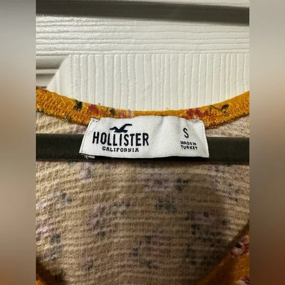 ⭐️ Hollister long sleeve shirt. Size : small - Picture 2 of 4